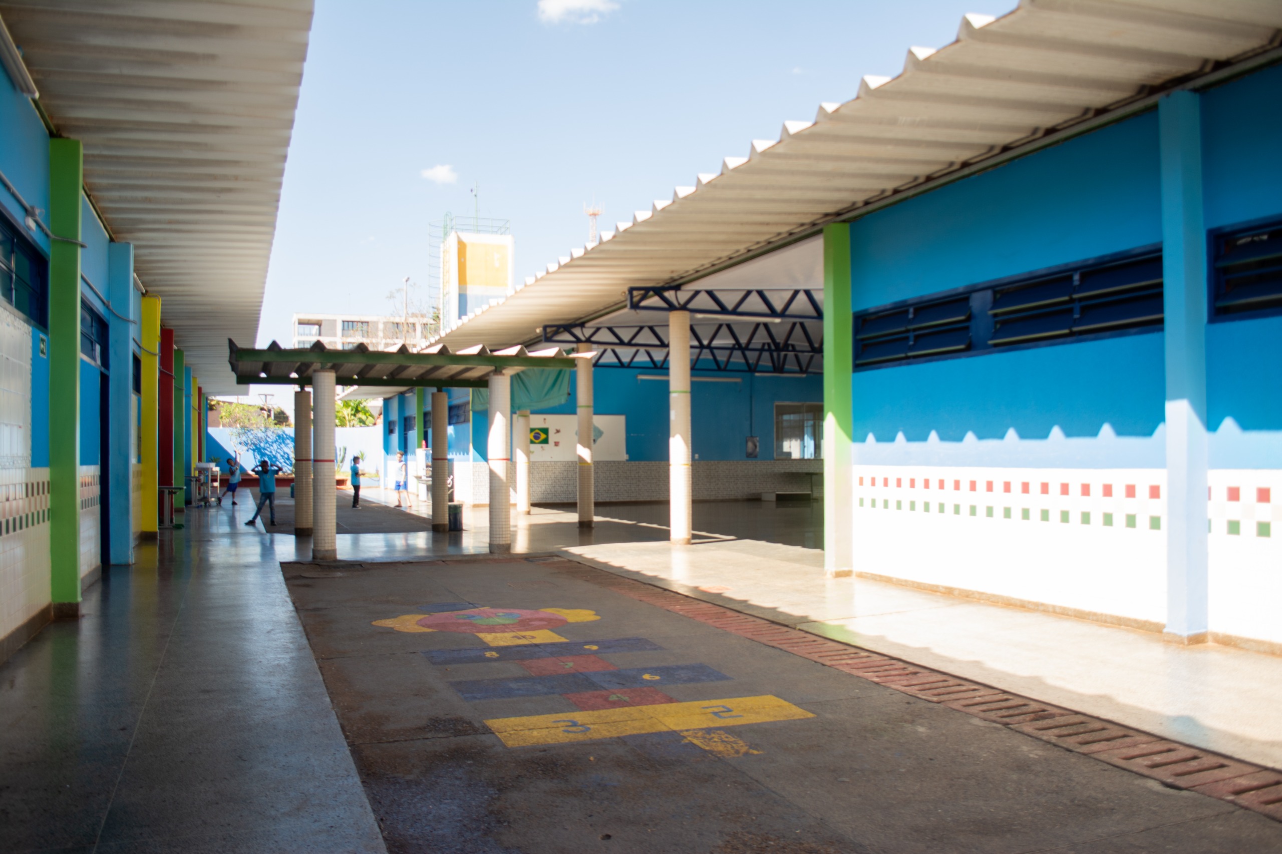 Imagem de o corredor de uma escola com paredes na cor azul